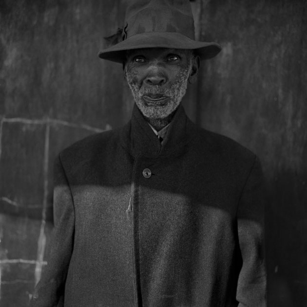 "Old Man" was taken in 1983 in Ottoshoop, near the border between South Africa and Botswana. Ballen has traveled extensively throughout South Africa's cities and villages for his work. | Roger Ballen / spiegel.de