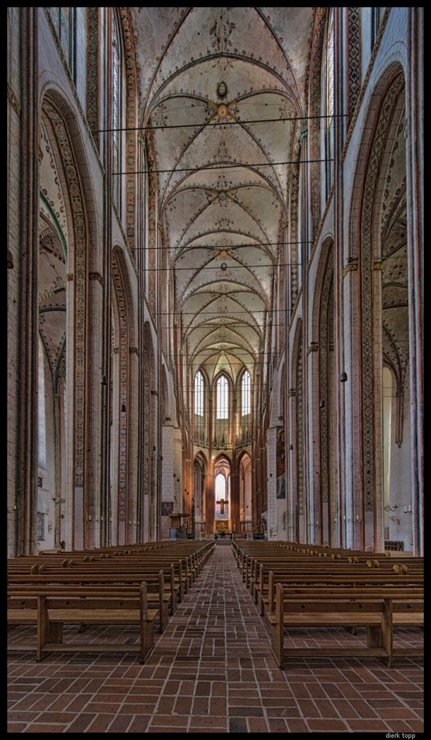 Marienkirche in Lübeck, Germany, built from 1250 to 1350 --  The ceiling of the church is 38 meters high, the highest of this type in the world. -- Stitch of two images shifted in two steps upwards; the upper one shifted to the maximum (you see some blurred parts in the ceiling). | Dierk Topp