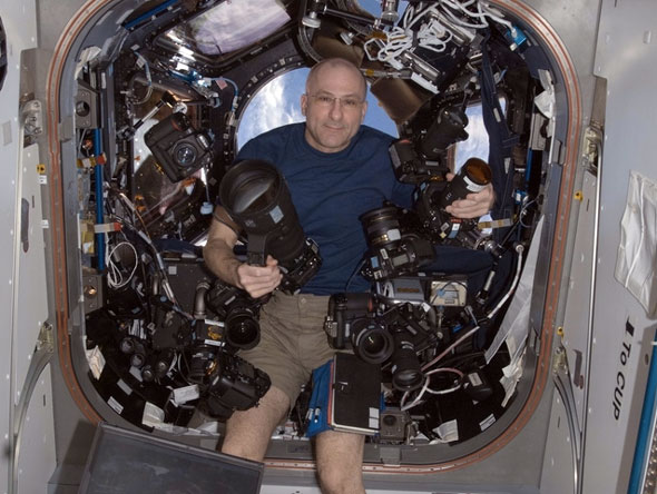 NASA astronaut Donald Pettit wields 10 Nikon DSLRs on the ISS...