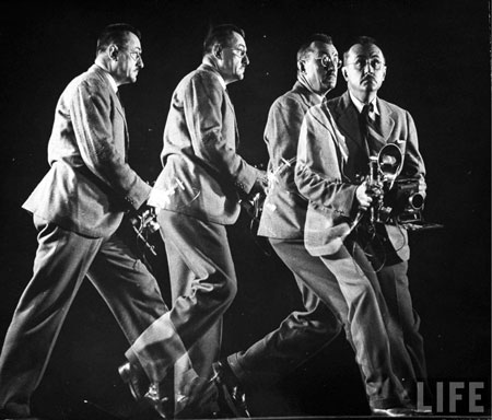 LIFE photographer Wallace Kirkland running, crouching and handling room as he would do on assignment in 1944. | Gjon Mili