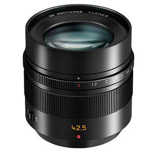 Quite compact, no lightweight, very well built: the Panasonic Leica Nocticron 42.5mm F1.2 O.I.S. is ready for shipping.