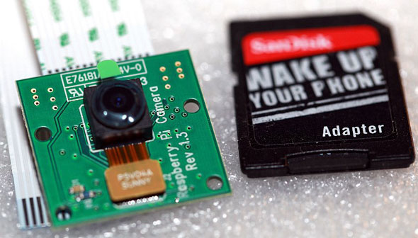 The Raspberry Pi camera module isn't bigger than an SD card. | Spiegel / Franzis Verlag