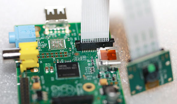 The connecting cable of the camera is plugged into the CSI post of the Raspberry Pi. | Spiegel / Franzis Verlag