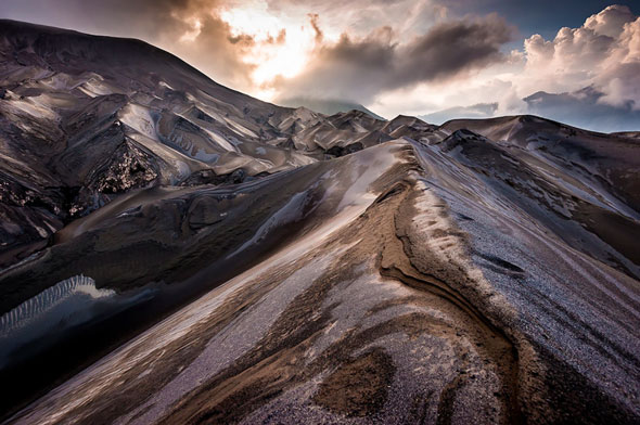 Each new eruption changes the face of Bromo volcano with different ash and slag dunes. | Stefan Forster