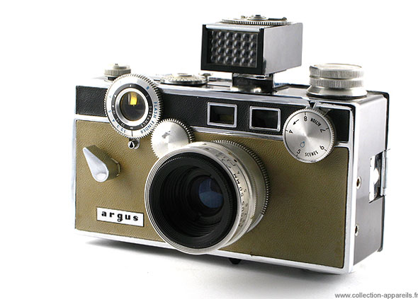 Argus C3 Matchmatic, made in the U.S. It was a low-priced rangefinder camera mass-produced from 1939 to 1966 by Argus in Ann Arbor, Michigan, USA. The camera sold about two million units, making it one of the most popular cameras in history. Due to its shape, size and weight, it is commonly referred to as “The Brick” by photographers (in Japan its nickname translates as “The Lunchbox”).
