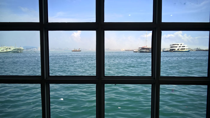 A window with a view -- smoldering rubbish island of Tilafushi in the background | Nokia Lumia 830 / Daniel Kestenholz