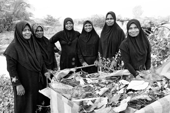 All smiles women garbage collectors -- Huraa, Maldives | Nikon Df with Zeiss 28mm F2 / Daniel Kestenholz